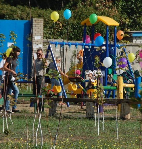 На месте пяти тонн мусора появился парк с детской площадкой и молоденькими деревьями. Фото: www.reporter.com.ua