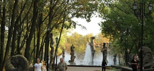 Шикарный фонтан, новенькие беседки и охрана – какой стала Поляна сказок после реставрации 