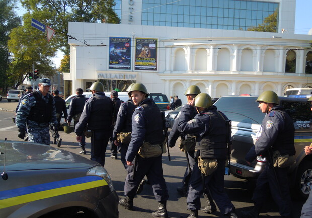 Город заполонили милиционеры и сотрудники ГАИ. Фото: Валерия Егошина.