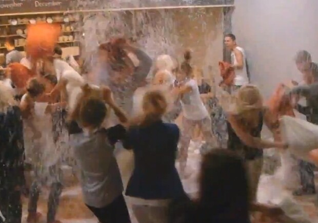 Одесситы устроили бои подушками. Фото - скриншот видео. 