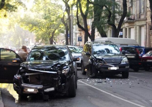 Дорогие авто продолжают убивать друг друга. Фото с сайта: 048.ua.