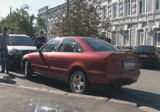 Умелая парочка вскрывала машины в центре Одессы. Фото - пресс-служба облУВД. 