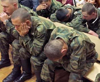 Военнослужащий избивал новеньких.
Фото - topwar.ru