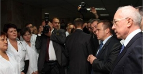 Азоров наобщался с медиками. Фото с сайта: timer.od.ua.