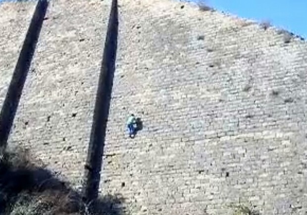 Одессит залез без страховки на высоченную стену. Фото - скриншот видео.