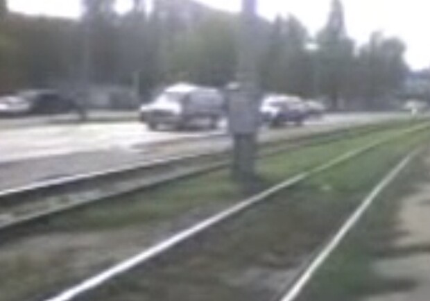 Кортеж Януковича в Одессе растянулся на два десятка авто. Фото - скриншот видео. 