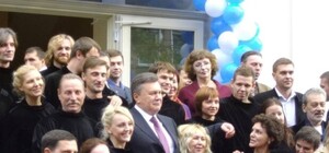 На открытии кукольного театра Янукович обнимался с двумя блондинками и признавался в любви к Одессе