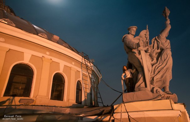 Одесские смельчаки побывали на крыше вокзала. Фото - Евгений Лата.