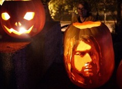 Художница из Симферополя вырезает портреты знаменитостей на тыквах