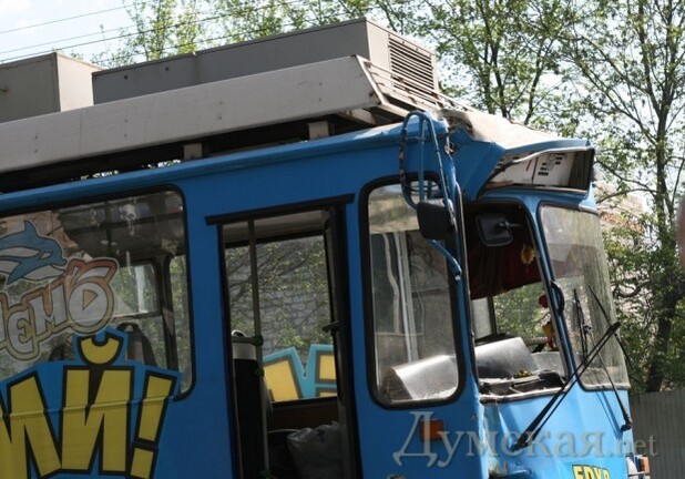 Мужчина не успел выйти и его прижало дверью в троллейбусе. Фото - fraza.ua