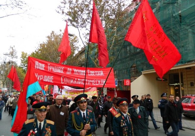 Коммунисты прошли по Одессе. Фото с сайта: trassae95.com.