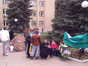 Ребята стараются скрасить бастование - курят и чаевничают. Фото с сайта: odessit.ua.
