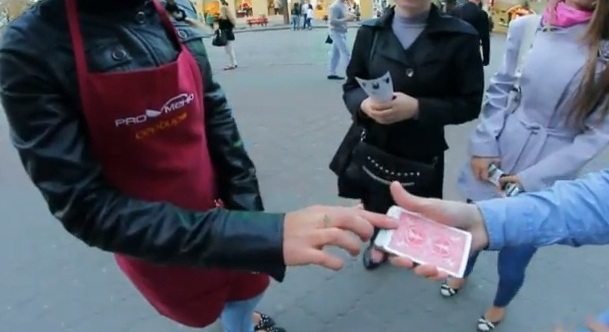 В центре Одессы промышлял фокусник. Фото - скриншот видео. 