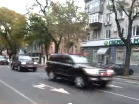 По центру Одессы проехал загадочный кортеж. Фото - скриншот видео.