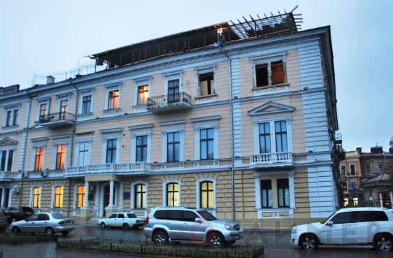 В Одессе перестраивают исторический дом на Приморском бульваре. Фото - timer.od.ua