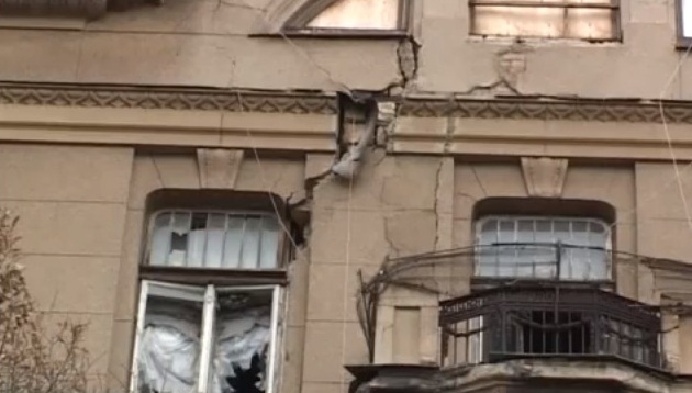 Дом в центре Одессы раскололся пополам. Фото - скриншот видео. 