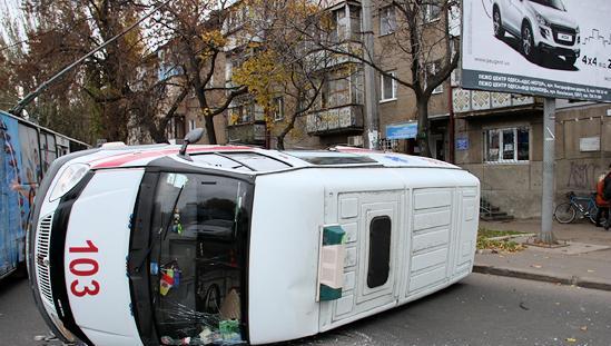 В Одессе перевернулась машина "скорой помощи". Фото - timer.od.ua