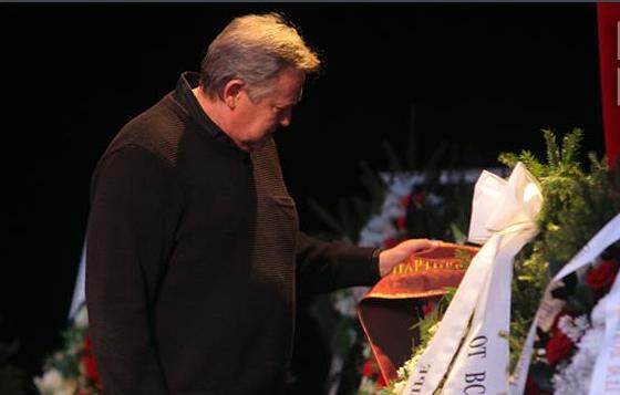 Юрий Стоянов на похоронах друга. Фото с сайта: spb.kp.ru.