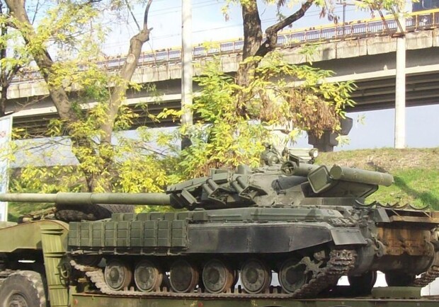 По Одессе провезли танк. Фото - 048.ua