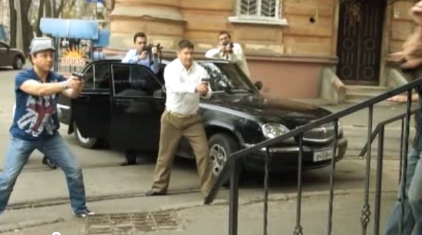 В Одессе снимают комедийный детектив "Пляж". Фото - скриншот видео. 