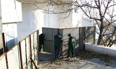 В Аркадии снесли незаконно поставленный забор. Фото - rupor.od.ua