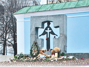 По всей стране на памятники ушло около миллиарда гривен. Фото с сайта: kp.ua.