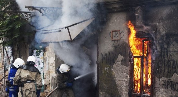 В Одессе бомжи едва не спалили дом. Фото - vk.com/taki_da_odessa