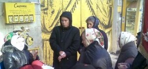 Бабушки продолжают осаду стриптиз-клуба