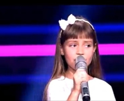 Семилетняя Анна Ткач попала в шоу "Голос. Дети". Фото - скриншот видео.