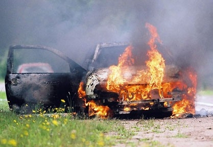 Огонь уничтожил очередное авто. Фото - habarovsk.bezformata.ru