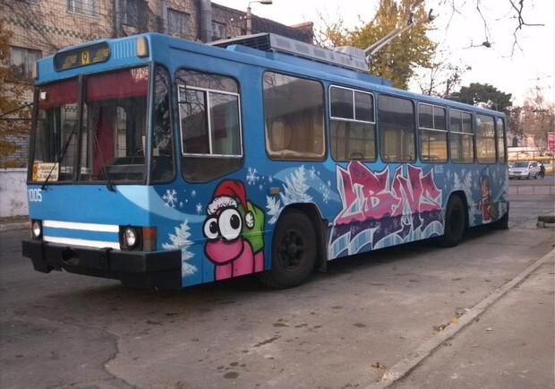 В Одессе к Новому году троллейбусы украсили граффити. Фото - oget.od.ua
