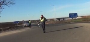 В Донецке сняли гаишника, который ходит со спущенными штанами и болтающейся мотней