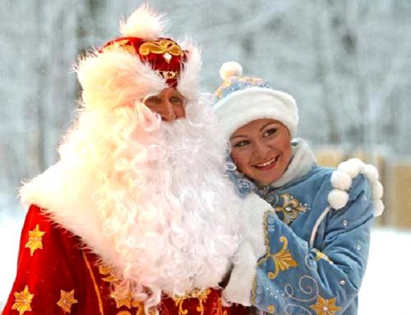 Профессиональные Дед Мороз с внучкой обойдутся в приличную сумму. Фото с сайта: digesttour.ru.