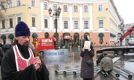 На установке православные устроили свое шоу. Фото с сайта: odessa.comments.ua.