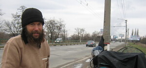 В Симферополе путешественники из Одессы ночуют в палатках прямо на остановках