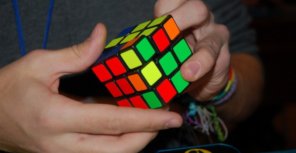 Украинка собрала кубик Рубика ногами за 2 минуты 