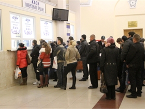 Вечерами на вокзале огромные очереди. Фото -kp.ua. 