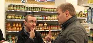 Рейд донецких активистов по супермаркетам: тухлое печенье, 