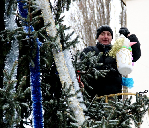 Елку украшали коммунальщики под снегом. Фото: odessa.ua.
