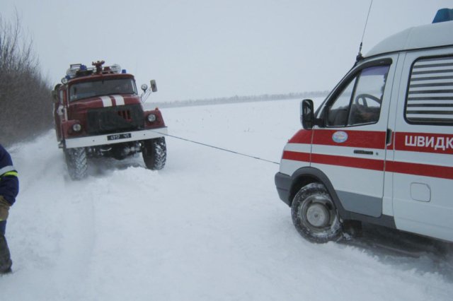 Одесские спасатели достают из сугробов автомобили. Фото - пресс-служба облМЧС.