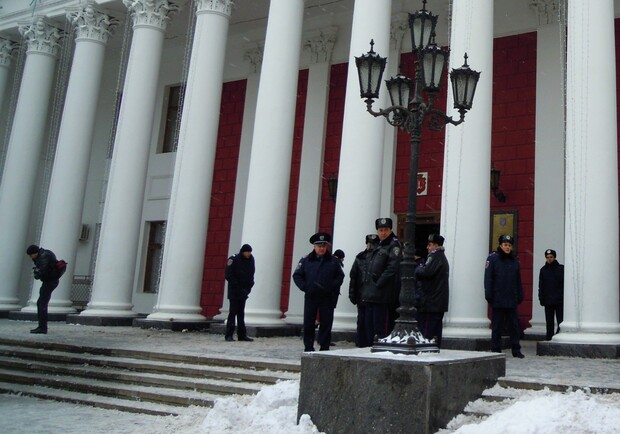 Милиция до сих пор дежурит на месте. Фото: Валерия Егошина.