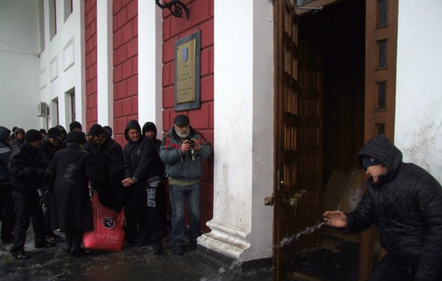 Участники акции считают, что в том, что произошло 21 декабря, виноват мэр.
Фото - Ирина Кипоренко