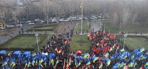 Несколько тысяч человек с плакатами Сталина, Гитлера и Бандеры устроили антифашистский митинг в Одессе