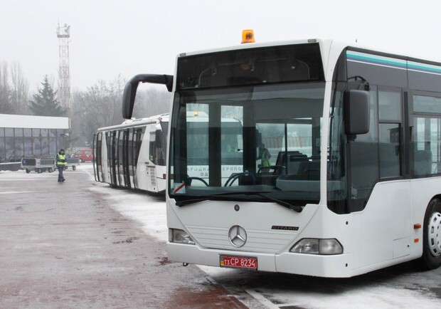На таких автобусах теперь подвозят пассажиров. Фото: пресс-служба аэропорта.