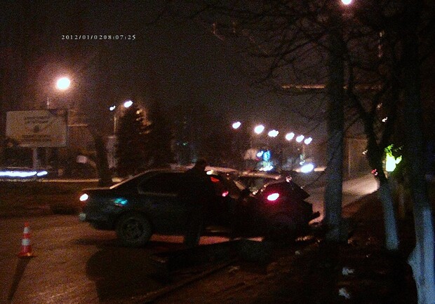 Автомобиль с такой силой врезался в столб, что у него отлетел задний бампер. Фото: forum.od.ua/