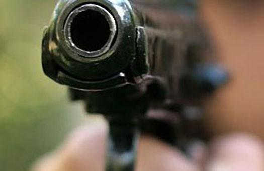 Мужчина открыл стрельбу на улице. Фото с сайта: kamenchane.ru.