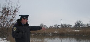 В Донецкой области рыбаки улыбались, глядя на уходящих под лед детей 