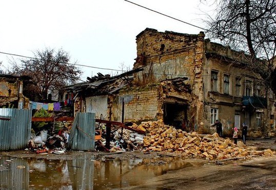 Дома у одесского "Привоза" валятся на глазах. Фото - vk.com/taki_da_odessa