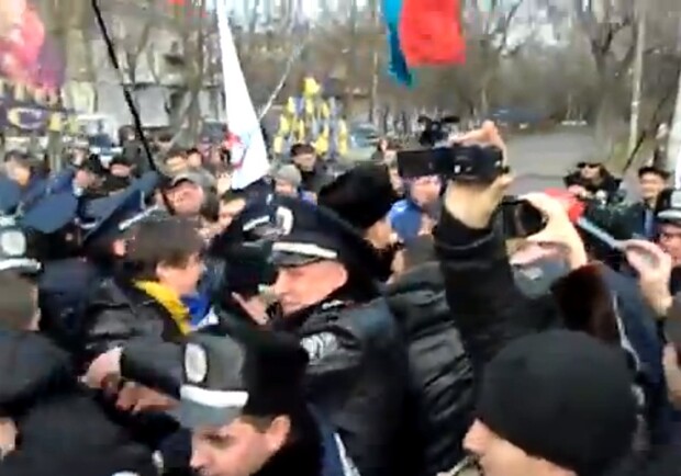 В центре Одессы завязалась потасовка. Фото - скриншот видео. 