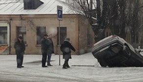 В Одессе автомобиль провалился в огромную яму. Фото - vk.com/taki_da_odessa